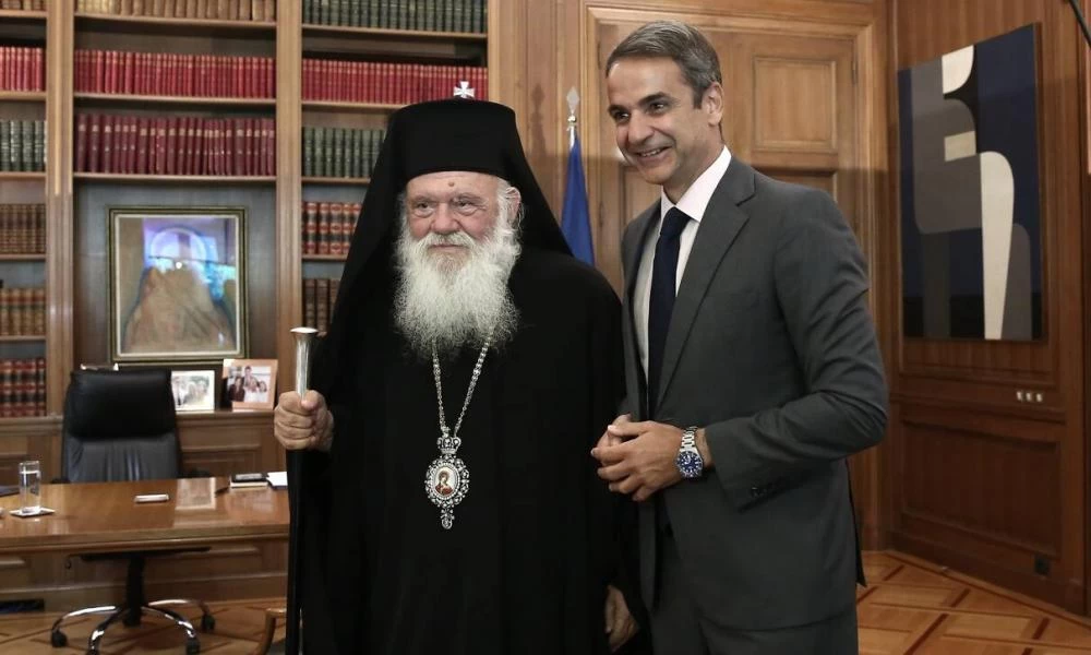 Μάννα ή χολή για τους πιστούς; Αποφασίζουν Μητσοτάκης-Ιερώνυμος για τα Χριστούγεννα